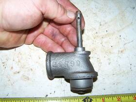 G6532 Ihc 1hp Tom Thumb Exhaust Valve Cage Hit Miss Gas Engine Motor Steam Oiler
